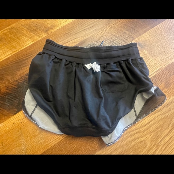 Lululemon Hotty Hot Shorts - Frozen Fizz, Sz 4 - Picture 10 of 16